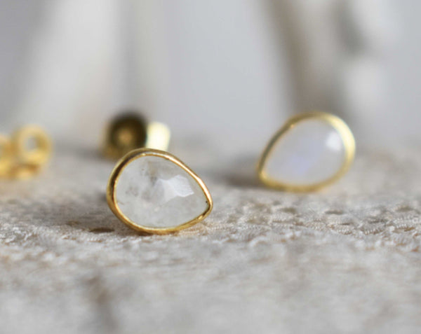 Moonstone | ‘laia’ earstuds | Gold-plated