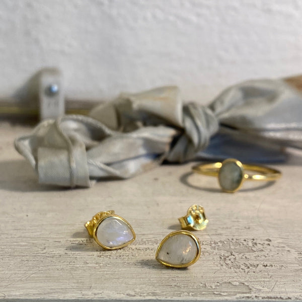 Moonstone | ‘laia’ earstuds | Gold-plated