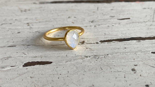 Moonstone | 'laia' Drop ring | Gold-plated